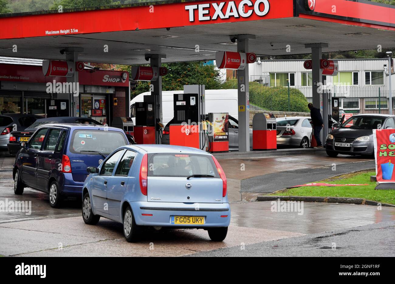 Gli automobilisti si accaparte per il carburante presso una stazione Texaco a Stalybridge, Greater Manchester. Data foto: Sabato 25 settembre 2021. Foto Stock