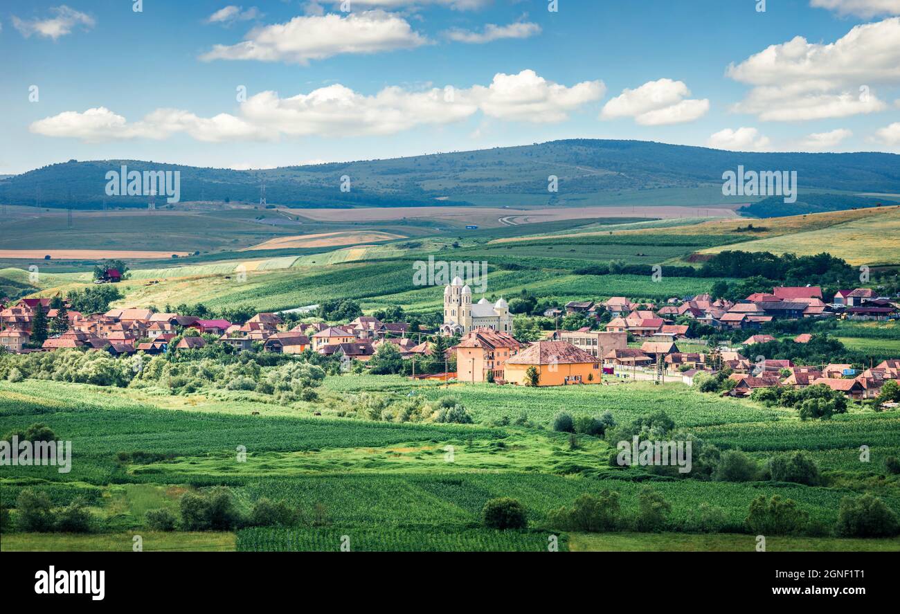 Pittoresco paesaggio estivo del tipico villaggio rumeno - Petrestii de Jos. Colorata scena mattutina del paese di Cluj, Romania, Europa. Bellezza del conto Foto Stock