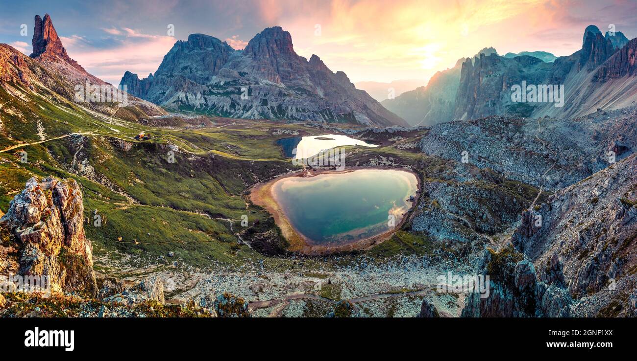 Impressionante alba estiva nella valle rocciosa di montagna. Fantastica scena mattutina del Parco Nazionale delle tre Cime di Lavaredo con laghi del piani, Dolomiti Foto Stock