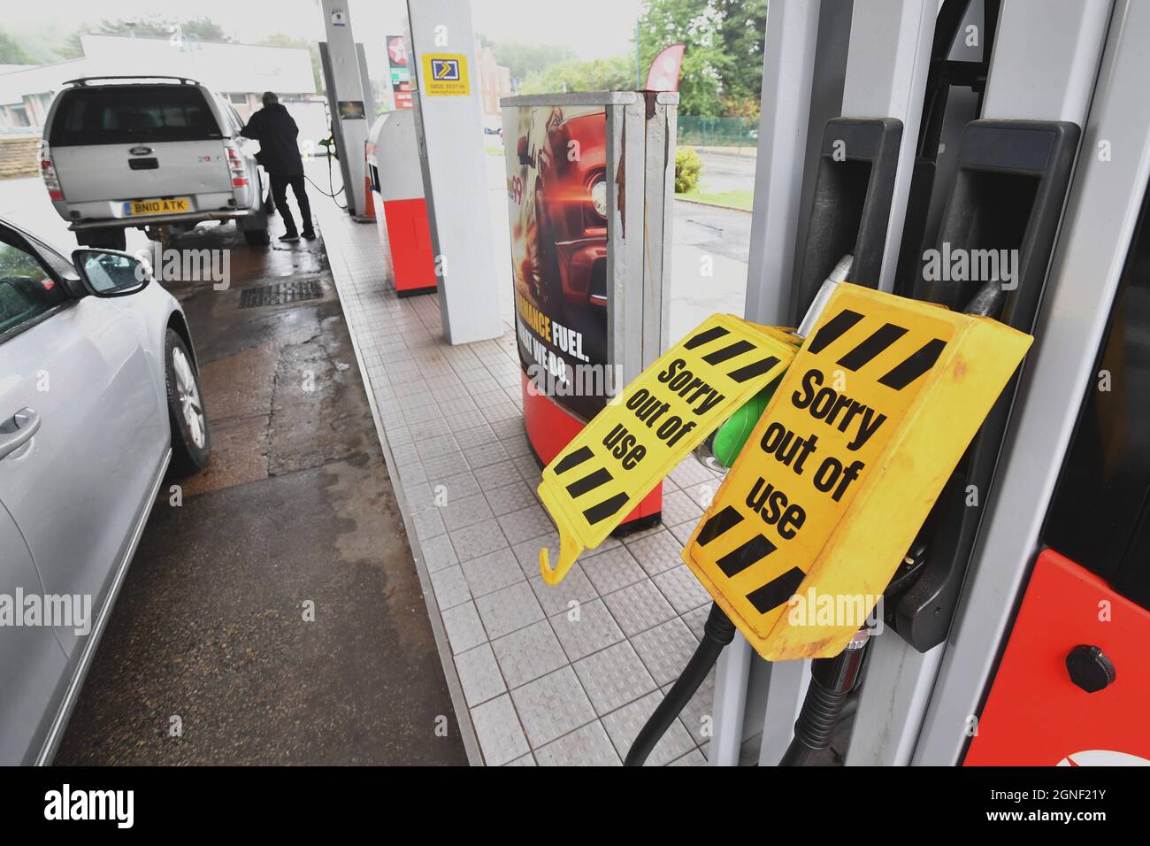 Pompe chiuse in una stazione Texaco a Stalybridge, Greater Manchester. Data foto: Sabato 25 settembre 2021. Foto Stock