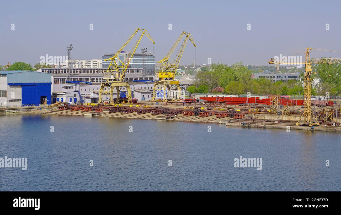 Cantiere navale per la manutenzione e la riparazione delle navi nel bacino idruale Foto Stock