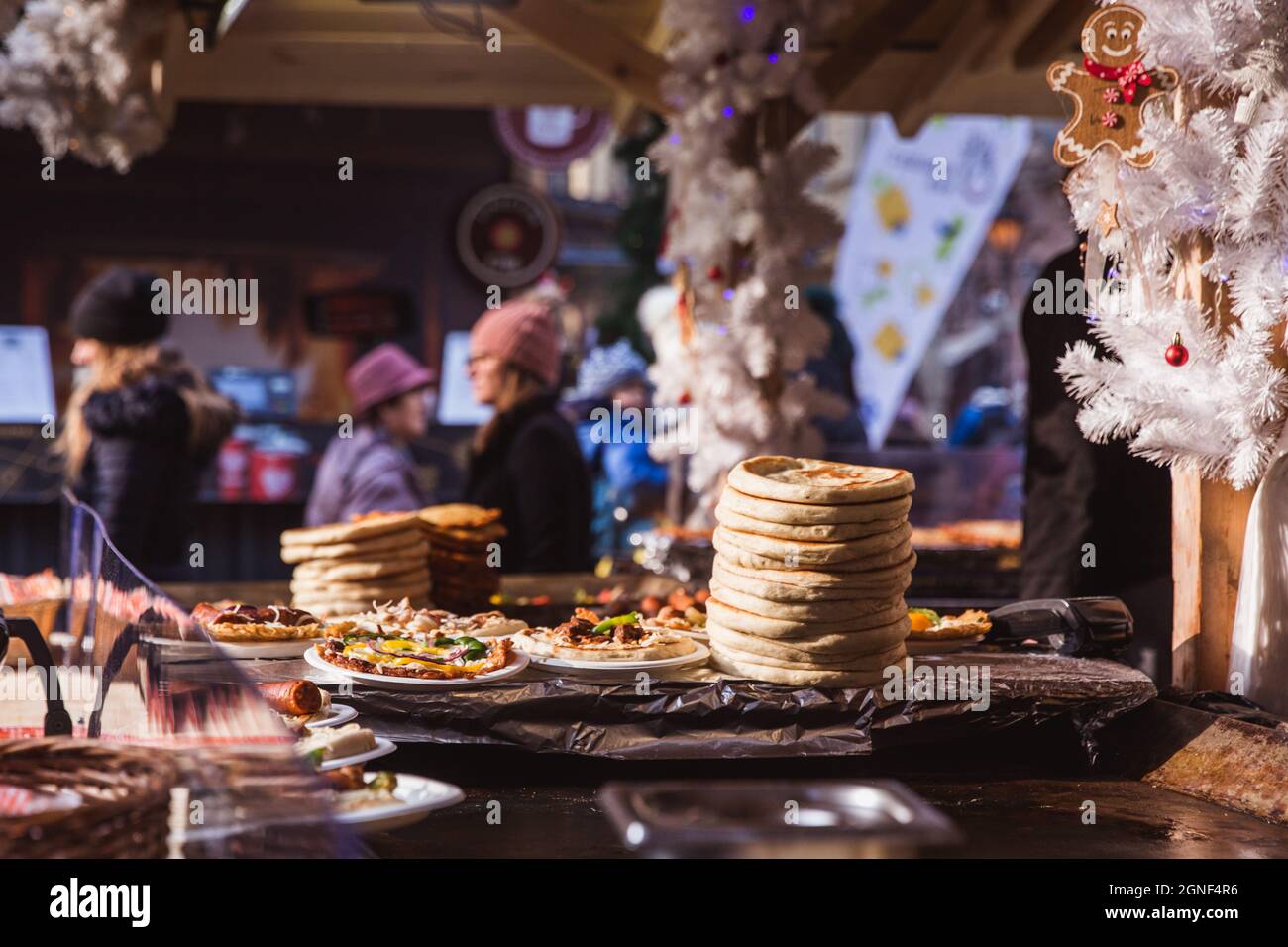 Cibo locale sul mercato di Natale a Piazza Santo Stefano, di fronte alla Basilica di Santo Stefano a Budapest, Ungheria Foto Stock