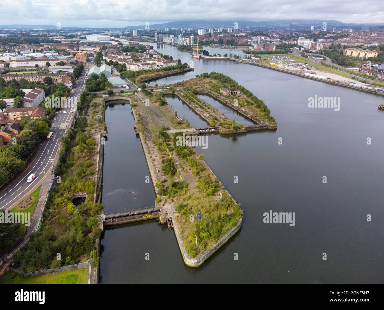 Vista aerea dal drone di ex pontaia a Govan sul fiume Clyde a Glasgow, Scozia, Regno Unito Foto Stock