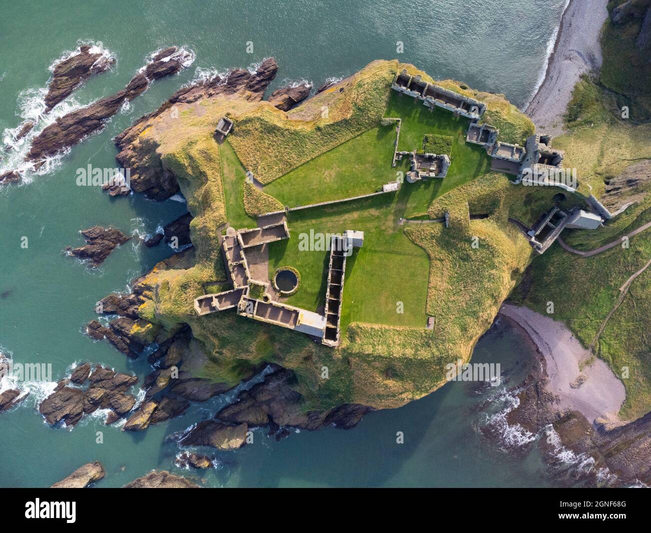 Vista aerea dal drone del castello di Dunnottar sulle scogliere sopra il Mare del Nord a Stonehaven in Aberdeenshire, Scozia, Regno Unito Foto Stock