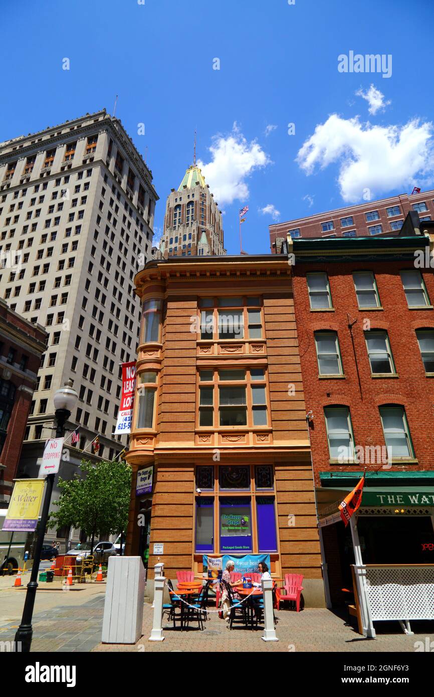 The Water Street Tavern at 102 Water St, in cima alla Bank of America art deco grattacielo in background, Baltimora, Maryland, USA Foto Stock