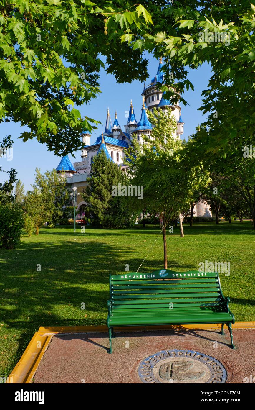 Castello blu nostalgico d'epoca e Torri del Parco Sazova Eskisehir Turchia Foto Stock
