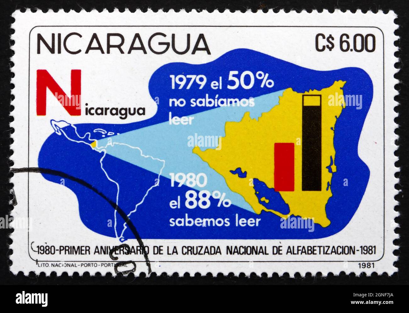 NICARAGUA - CIRCA 1981: Un francobollo stampato in Nicaragua mostra lotta contro l'analfabetismo, Mappa del Nicaragua, circa 1975 Foto Stock