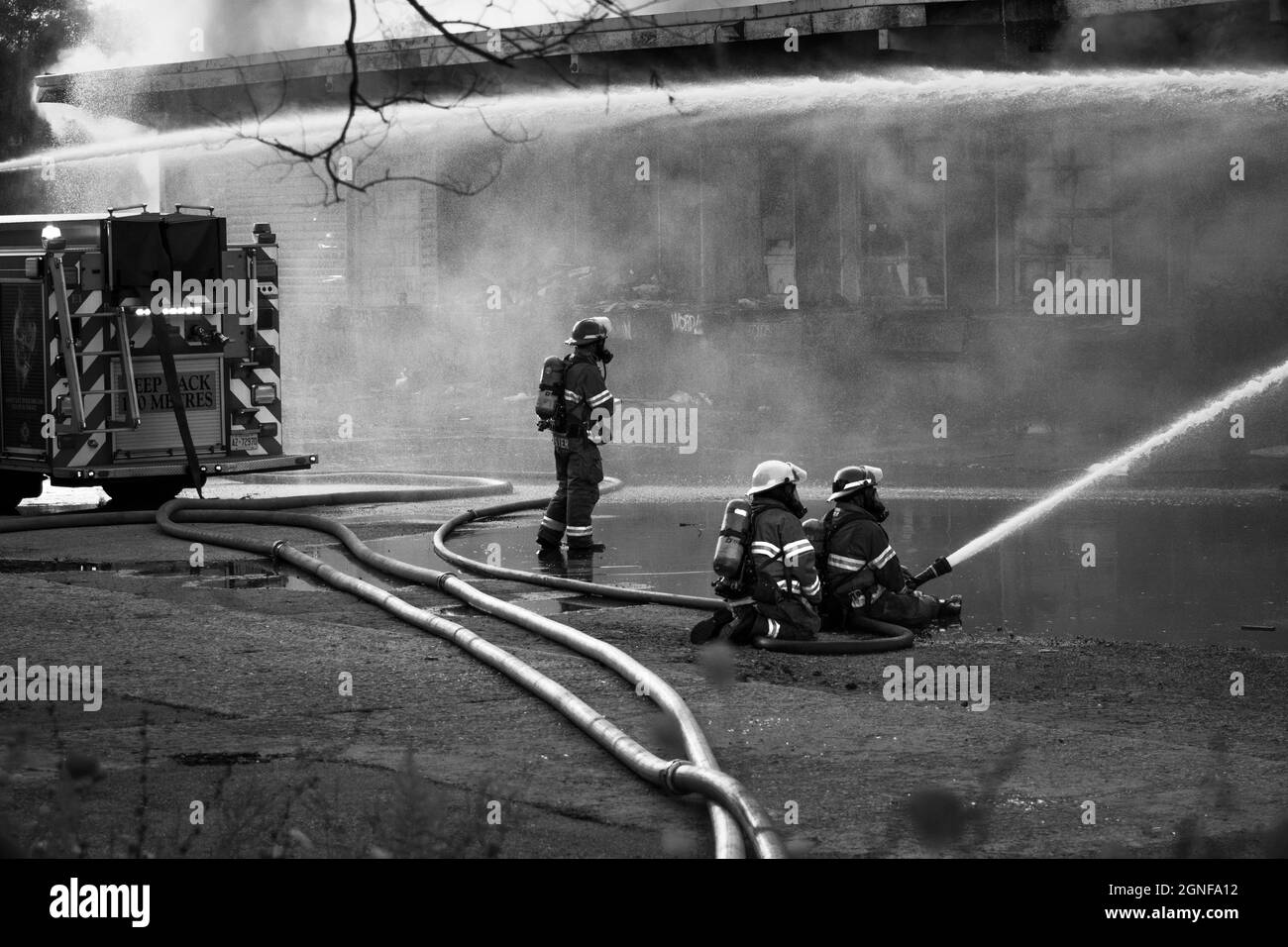 I vigili del fuoco di combattere il fuoco Foto Stock