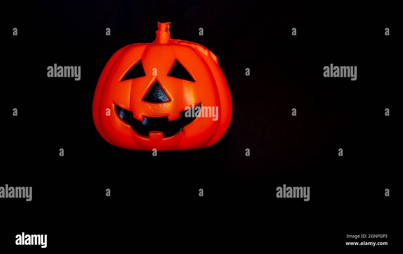 zucca hallowen con sfondo nero Foto Stock