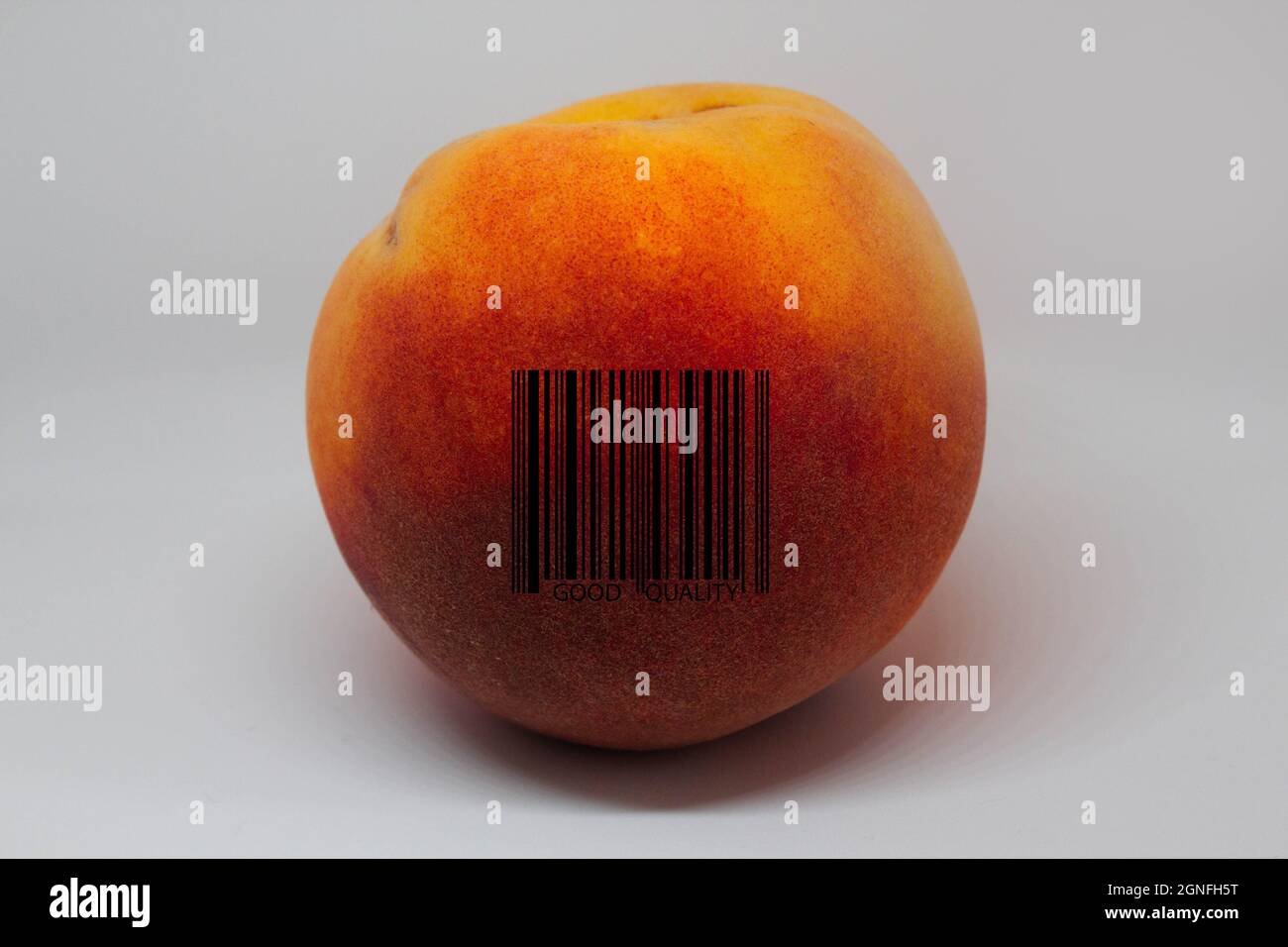 Una pesca con codice a barre. Sfondo bianco. Spazio di testo. Foto Stock