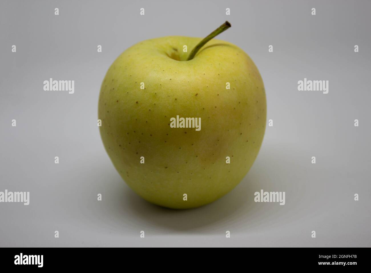 Mela gialla su sfondo bianco con spazio di copia. Spazio di testo Foto Stock