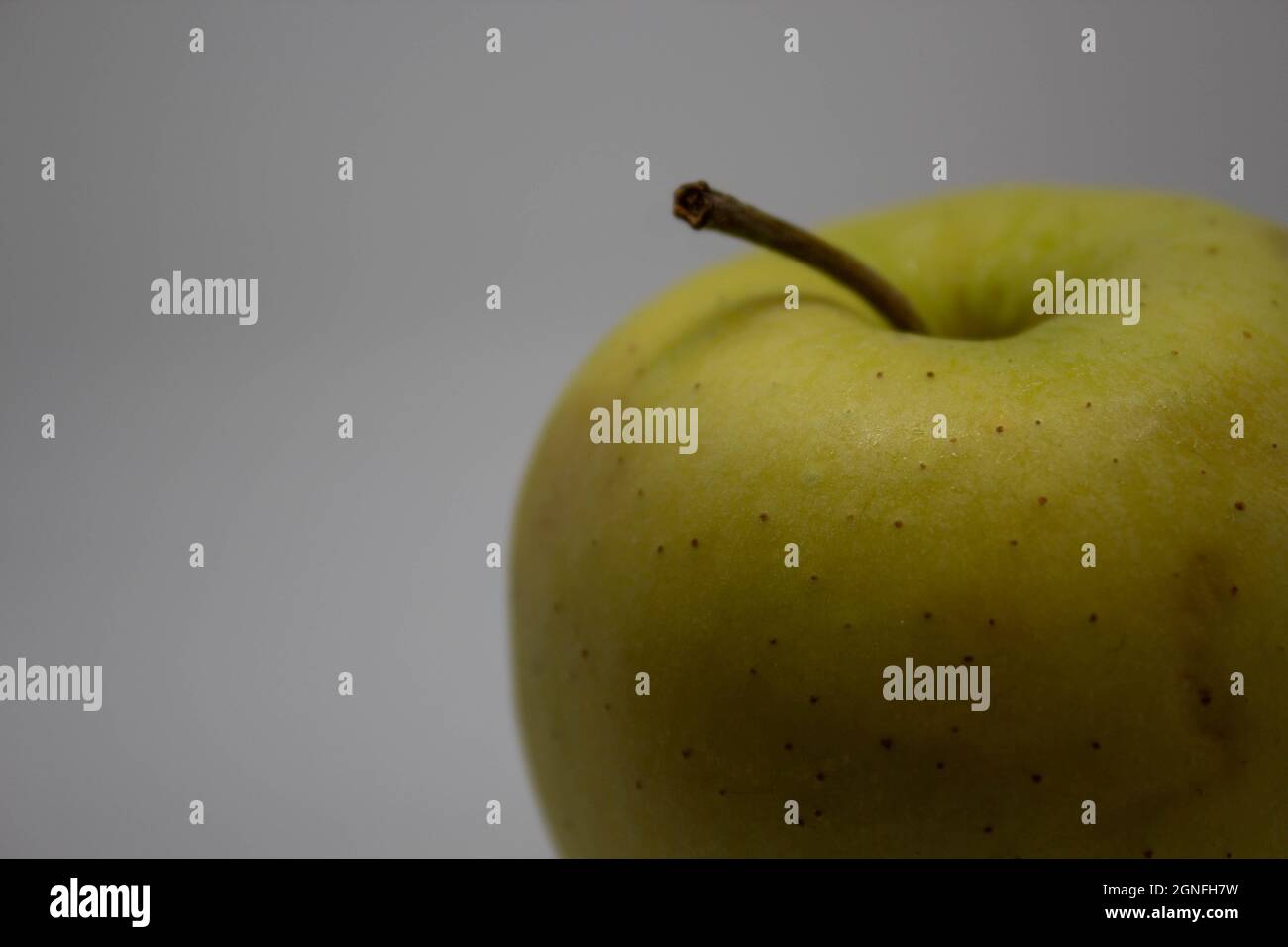 Mela gialla su sfondo bianco con spazio di copia. Spazio di testo Foto Stock