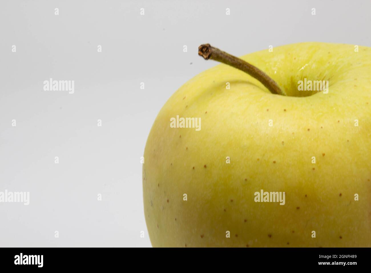 Mela gialla su sfondo bianco con spazio di copia. Spazio di testo Foto Stock