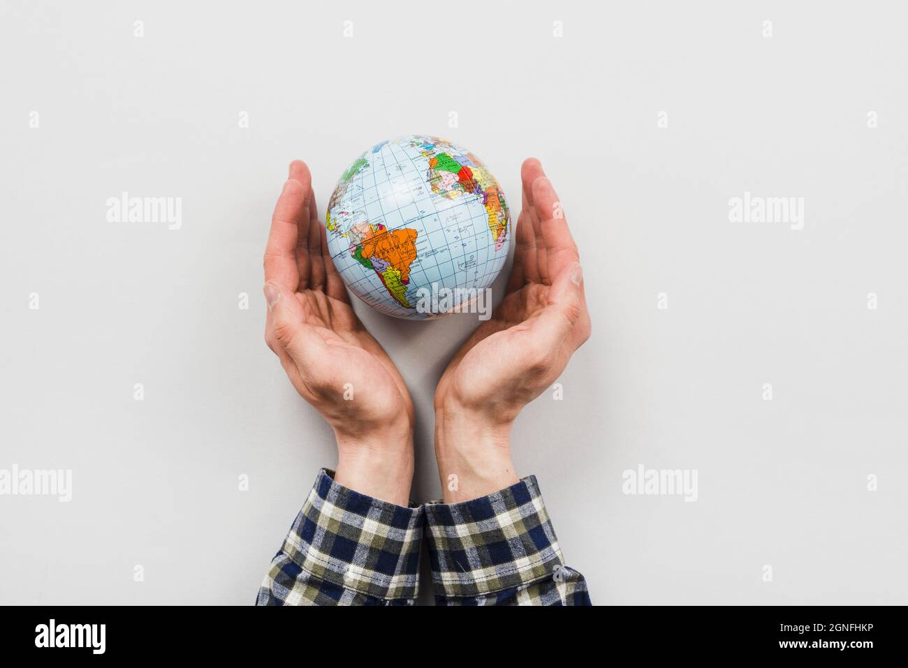 terra globo circondato da mani. Alta qualità e risoluzione bellissimo concetto di foto Foto Stock