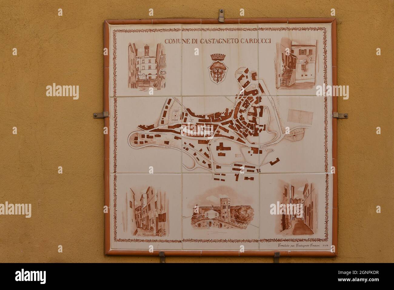 Primo piano di una mappa cittadina dipinta su piastrelle di ceramica appesa ad un edificio nel centro storico di Castagneto Carducci, Livorno, Toscana, Italia Foto Stock