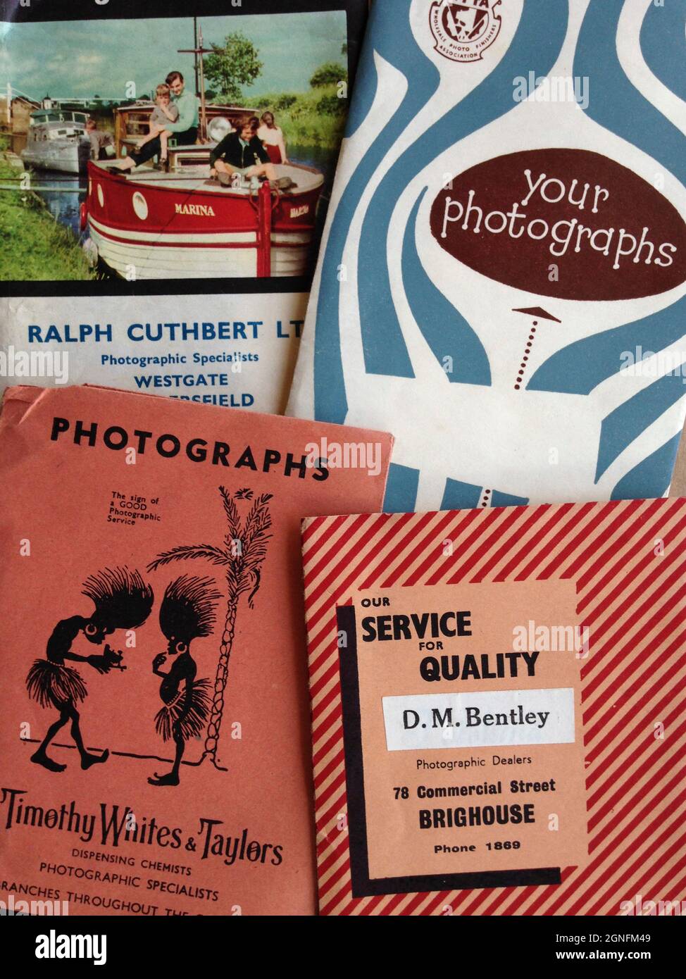 Portafogli fotografici vintage, emessi da aziende di lavorazione dagli anni  '40 agli anni '60. Alcuni nomi famosi, Ilford Films, Timothy Whites, alcuni  negozi chimici locali a Huddersfield, Brighouse. Grafica e motivi attraenti,