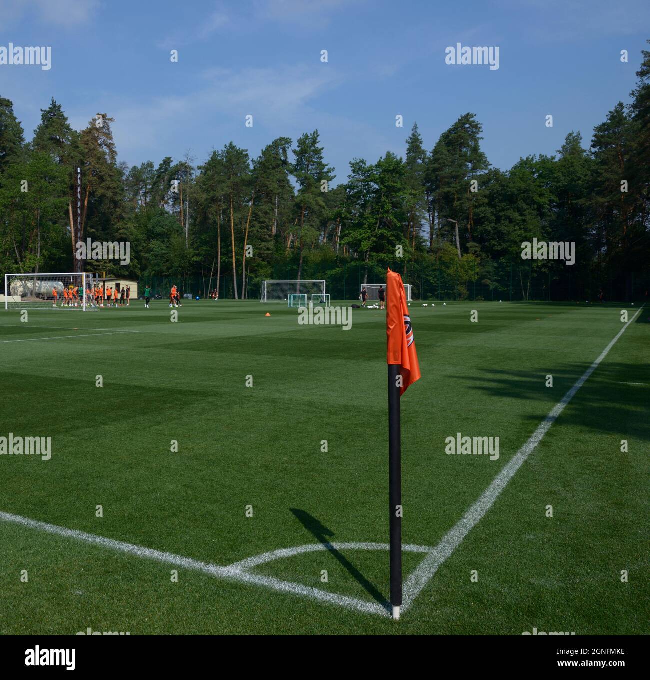 Bandiera impostata su un angolo di un campo di calcio, persone che si allenano su uno sfondo. Foto Stock
