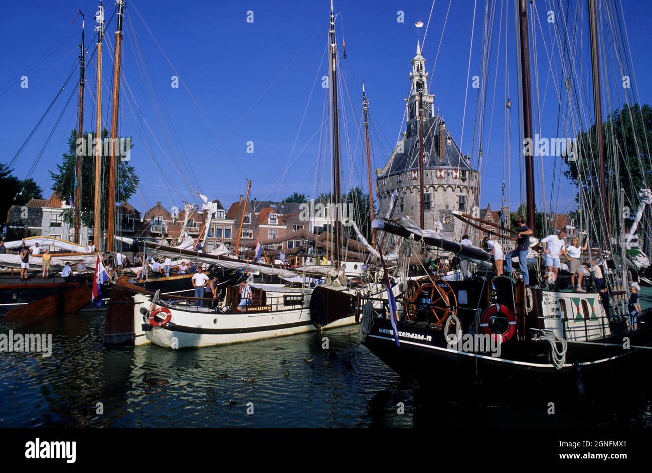 OLANDA, PAESI BASSI, NOORD-HOLLAND E LA REGIONE DI IJSSELMEER, LA CITTÀ DI HOORN, IL PORTO E L'HOOFDTOREN Foto Stock