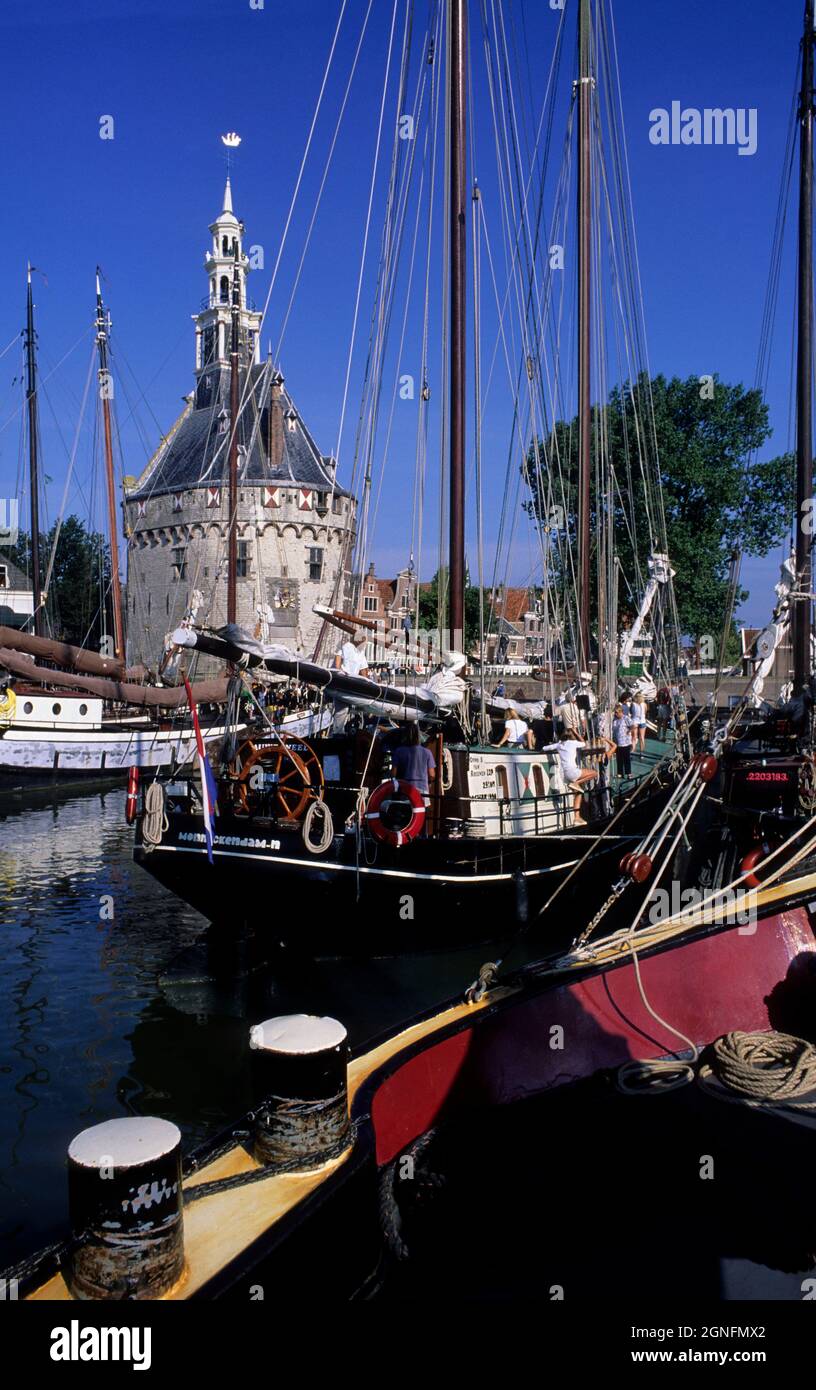 OLANDA, PAESI BASSI, NOORD-HOLLAND E LA REGIONE DI IJSSELMEER, LA CITTÀ DI HOORN, IL PORTO E L'HOOFDTOREN Foto Stock