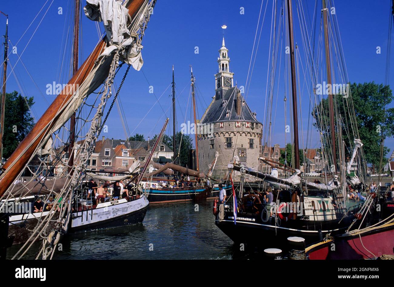 OLANDA, PAESI BASSI, NOORD-HOLLAND E LA REGIONE DI IJSSELMEER, LA CITTÀ DI HOORN, IL PORTO E L'HOOFDTOREN Foto Stock