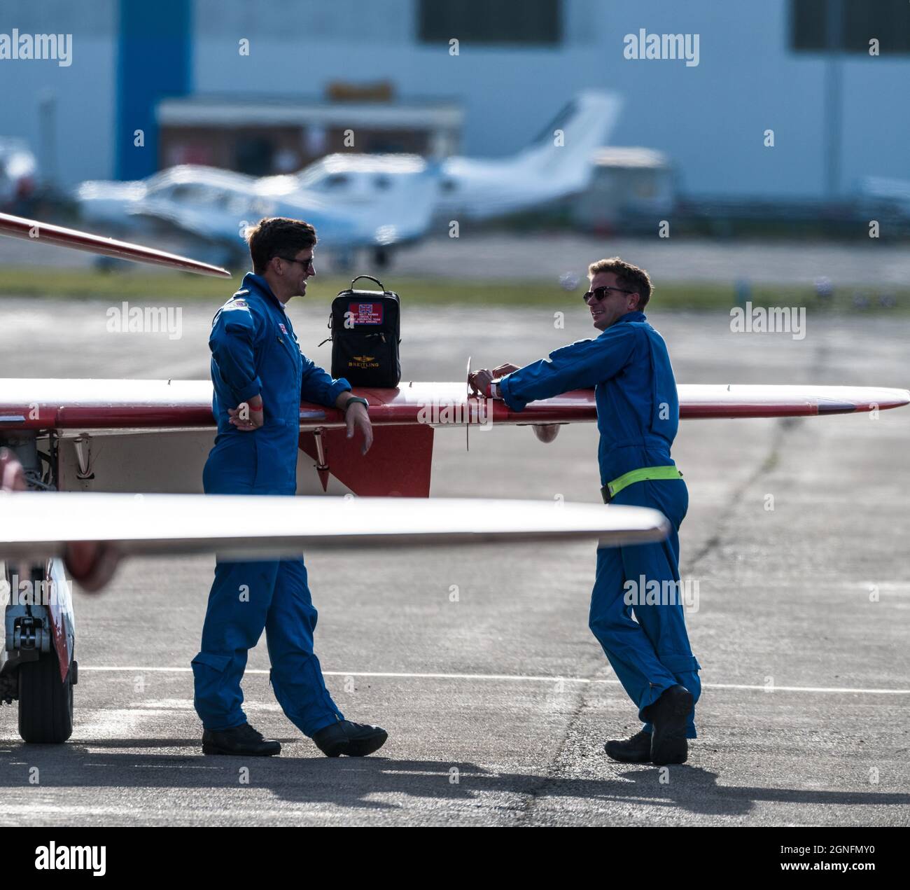 Tecnici Red Arrows all'aeroporto di Blackpool Foto Stock