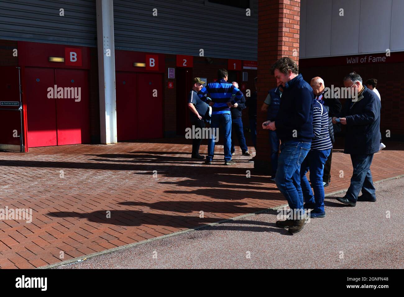 I fan che arrivano prima del calcio d'inizio della partita del campionato Sky Bet al bet365 Stadium di Stoke. Data foto: Sabato 25 settembre 2021. Foto Stock