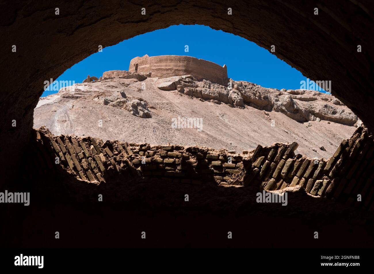 IRAN.TOWN OF YAZD.TOWER OF SILENCE.A TORRE DEL SILENZIO È UNA STRUTTURA CIRCOLARE, RIALZATA COSTRUITA DA ZOROASTRIANI PER EXCARNATION? CIOÈ, PER I CADAVERI Foto Stock