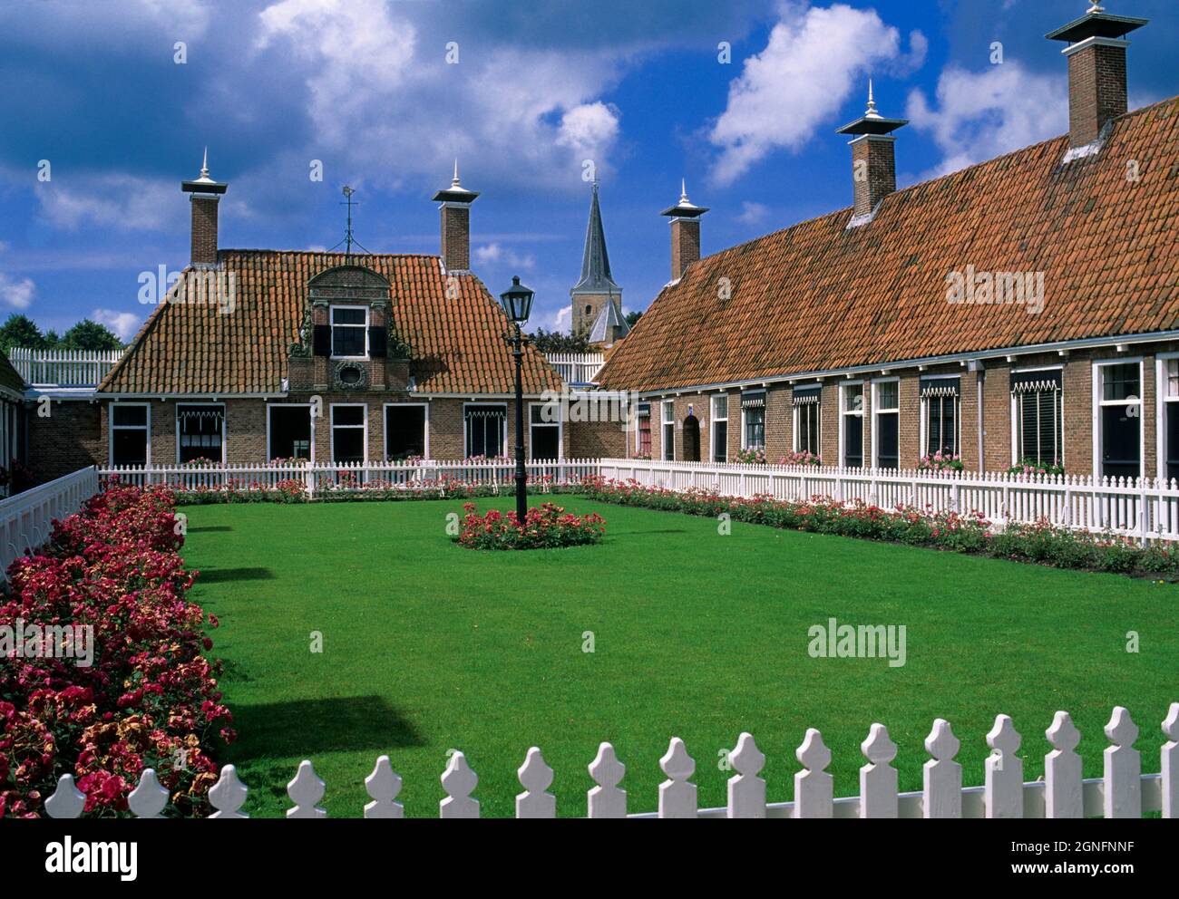 OLANDA, PAESI BASSI, FRISIA, VILLAGGIO DI MARSSUM, POPTA-GASTHUIS ALMSHOUSE FONDATA NEL 1711 Foto Stock