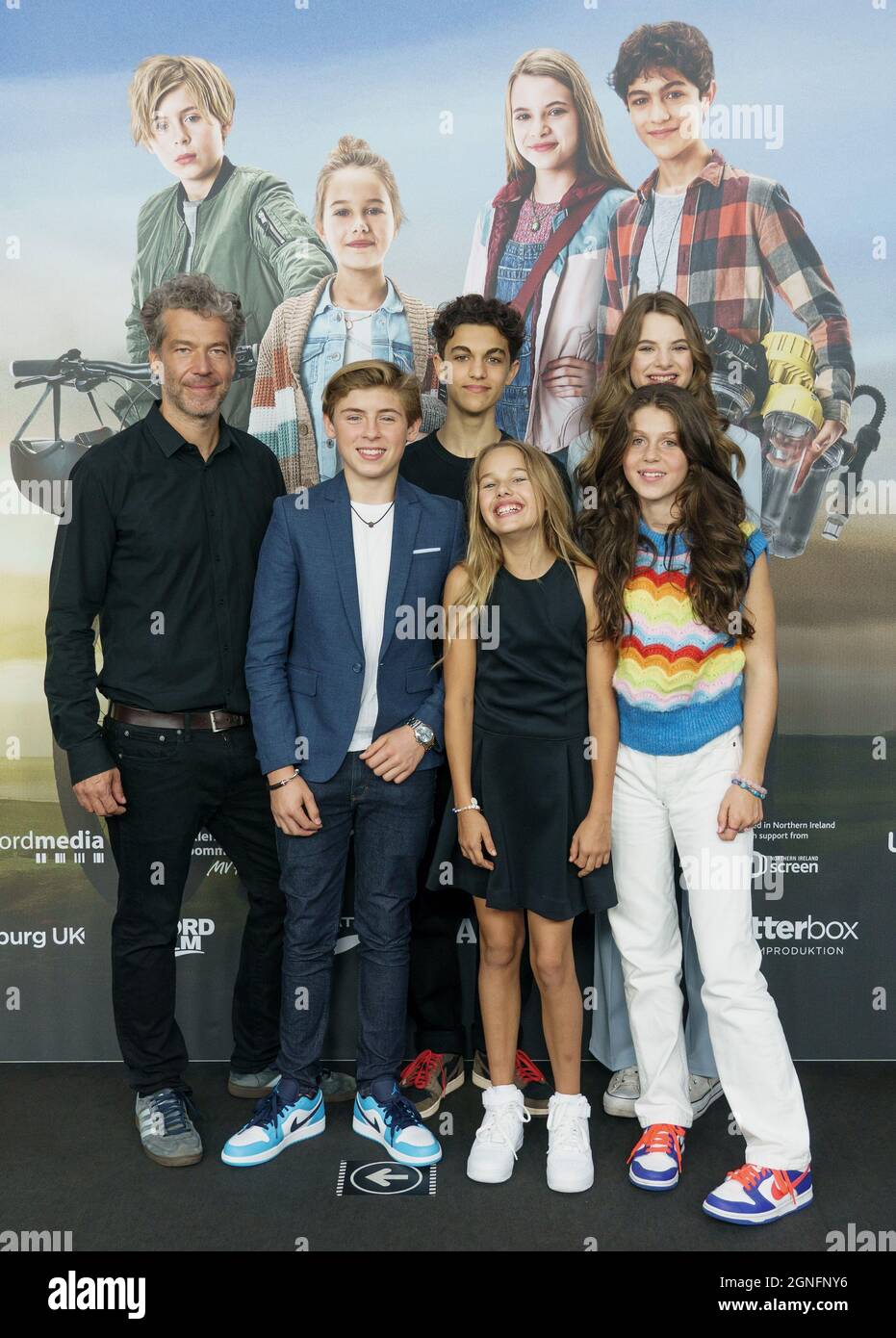 Amburgo, Germania. 25 Settembre 2021. Gli attori Leander Burat (2° da sinistra a destra), Caspar Fischer-Ortmann, Charlotte Martz, Emilia Flint e Linda Madita, appaiono insieme al regista Christian Theede sul tappeto rosso alla prima del film 'mie Pfefferkörner und der Schatz der Tiefsee' al Cinemaxx di Amburgo. Credit: Axel Heimken/dpa/Alamy Live News Foto Stock