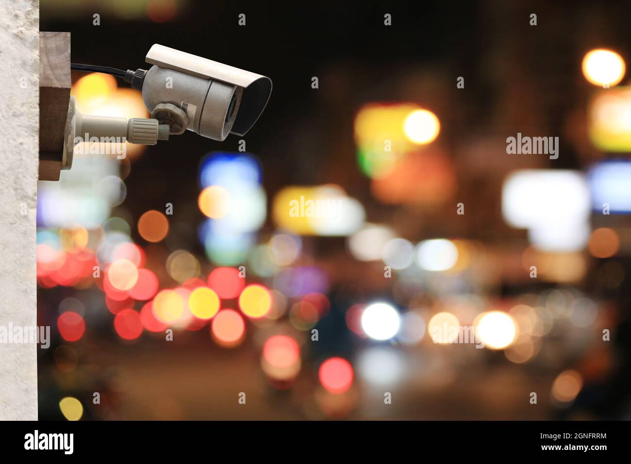 Sistema di telecamere CCTV su bokeh colorato della strada di notte con spazio copia. Foto Stock