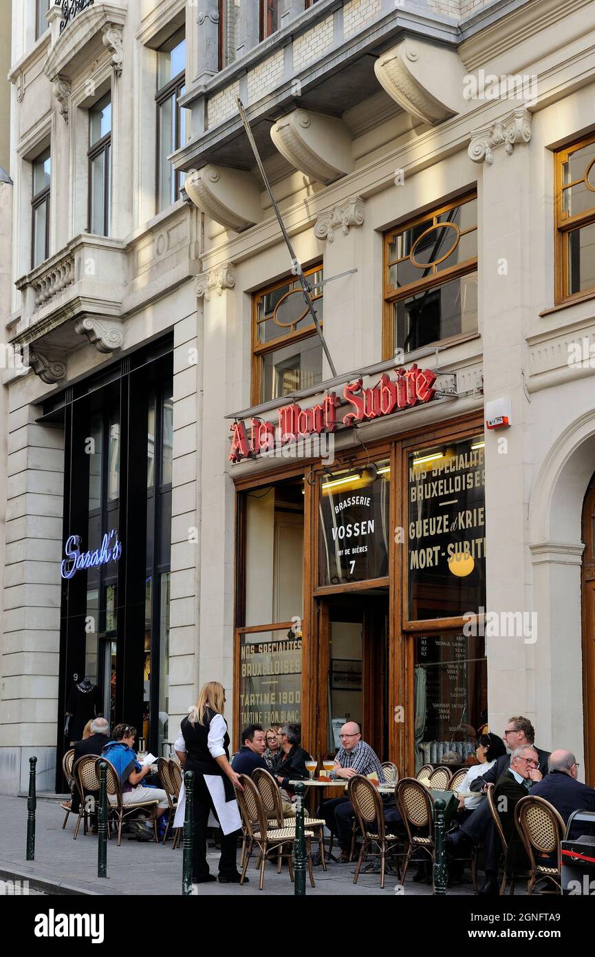 BELGIO, CITTÀ DI BRUXELLES, DISTRETTO DEL CENTRO CHIAMATO PENTAGONO, UN BAR LA MORT SUBITE SU MONTAGNE AUX HERBES STREET Foto Stock