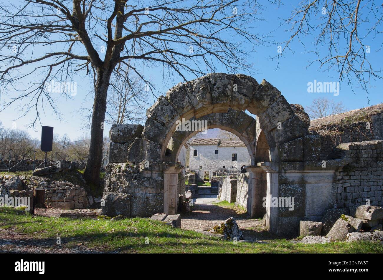 Sefino - Molise - Italia - Sito archeologico di Altilia: Porta di accesso all'anfiteatro Foto Stock