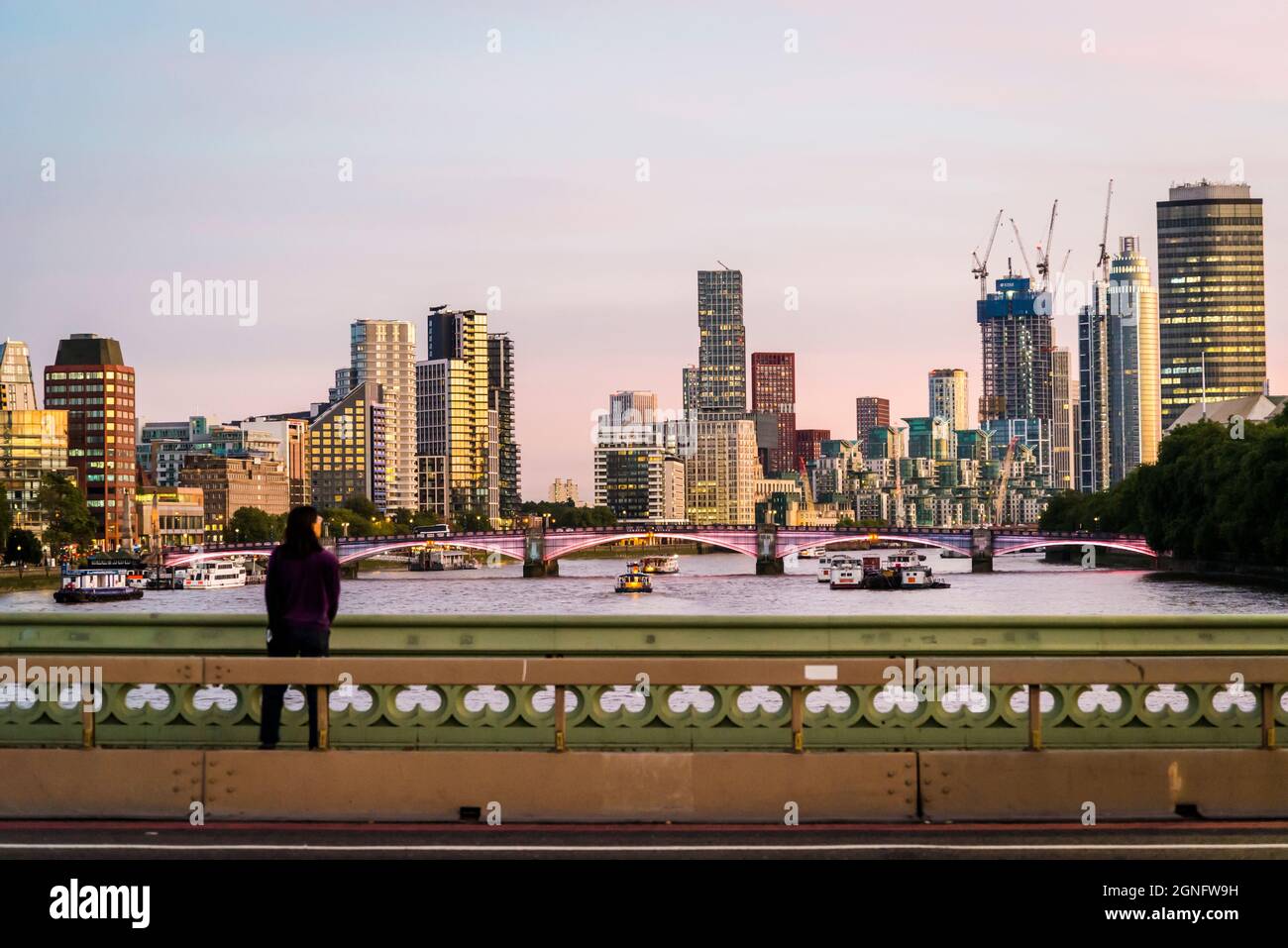 Vista del Lambeth Bridge illuminato e del nuovo e alto sviluppo in Vauxhall da Westminster Bridge, Londra, Inghilterra, Regno Unito Foto Stock