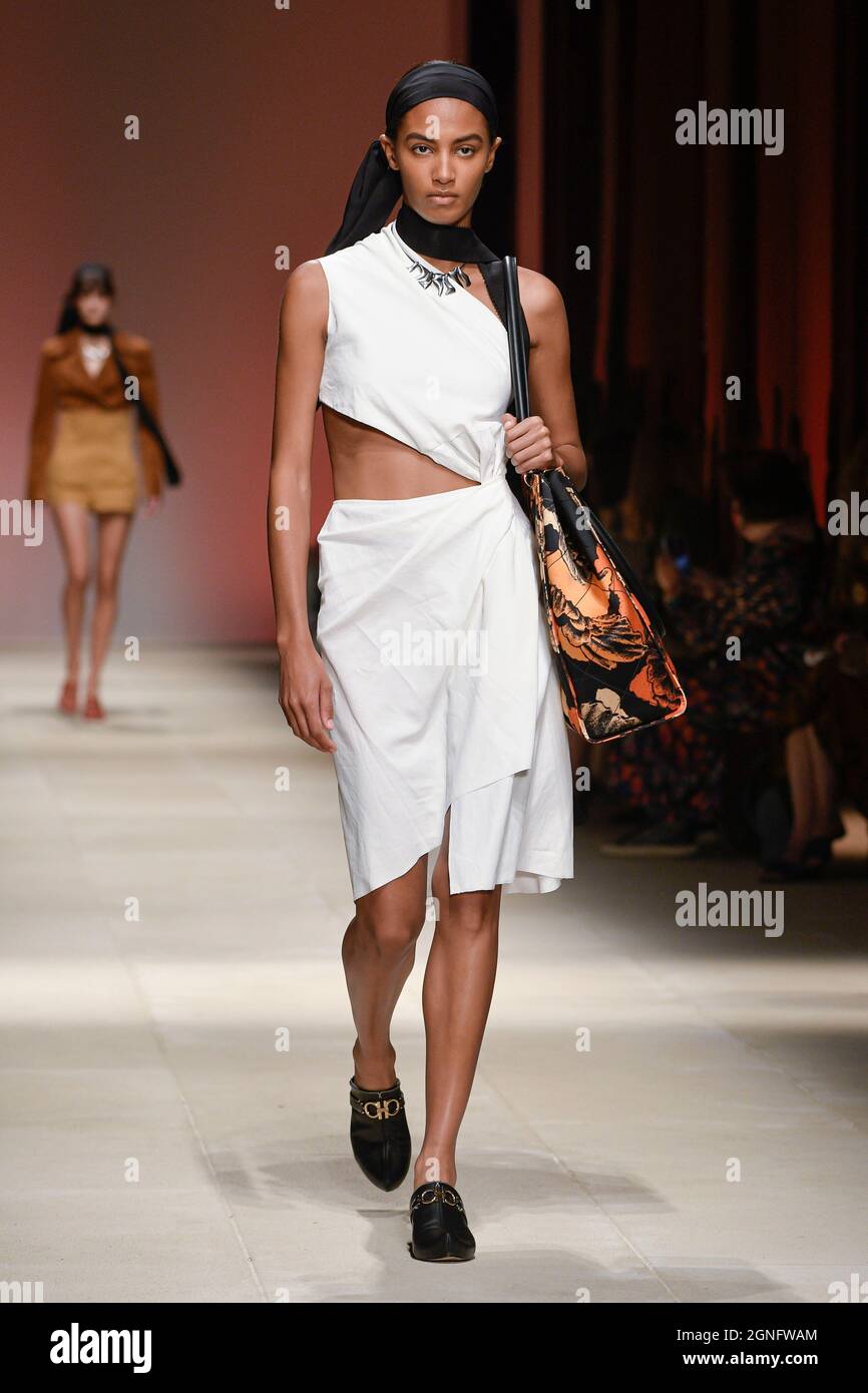 Milano, Italia. 25 Settembre 2021. Milano, settimana della Moda a Milano,  Primavera Estate delle Donne 2022. Milano, Moda Donna, Primavera Estate 2022.  SALVATORE FERRAGAMO mostra di moda nella foto: Model Credit: Independent