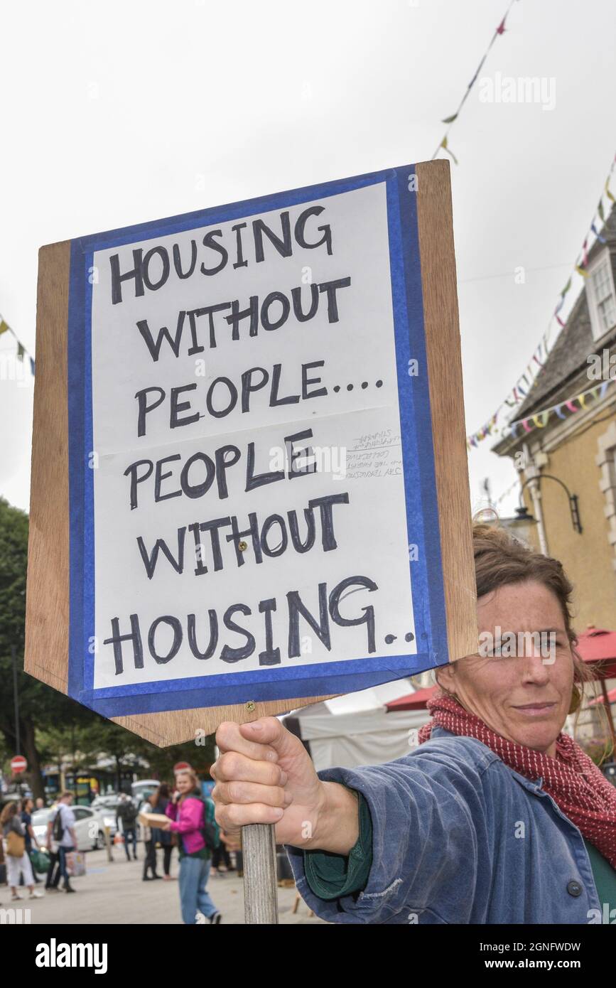 Falmouth, Cornovaglia, Regno Unito. 25 Settembre 2021. Una dimostrazione a Falmouth protestando contro la grave mancanza di alloggi disponibili in Cornovaglia. Gordon Scammell/Alamy Live News. Foto Stock