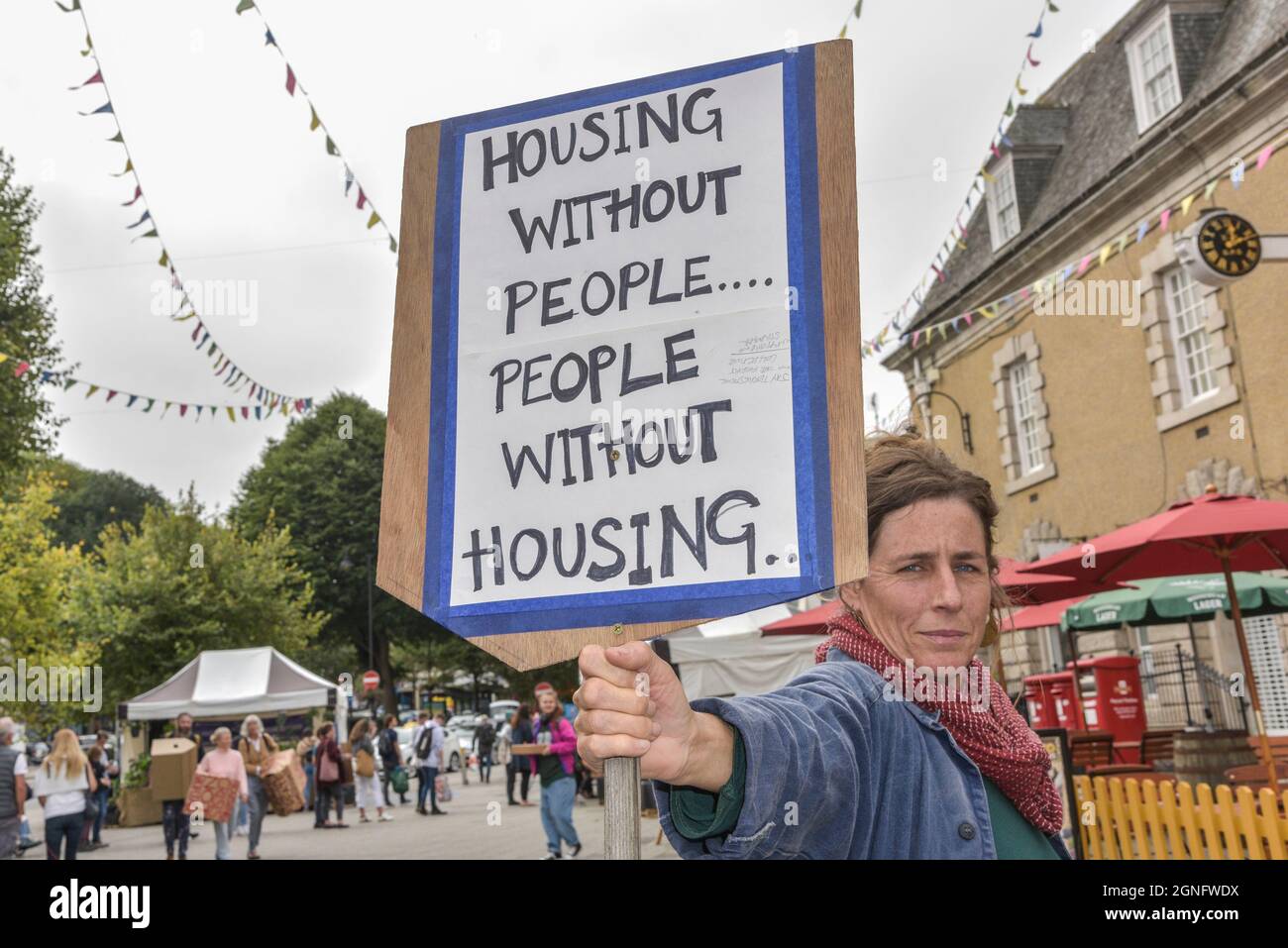 Falmouth, Cornovaglia, Regno Unito. 25 Settembre 2021. Una dimostrazione a Falmouth protestando contro la grave mancanza di alloggi disponibili in Cornovaglia. Gordon Scammell/Alamy Live News. Foto Stock