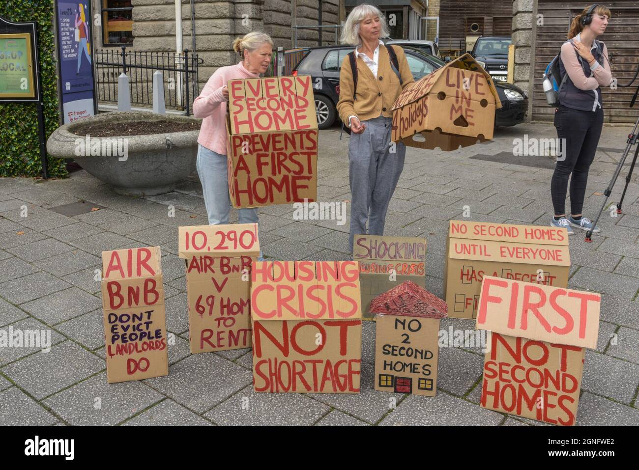 Falmouth, Cornovaglia, Regno Unito. 25 Settembre 2021. Una dimostrazione a Falmouth protestando contro la grave mancanza di alloggi disponibili in Cornovaglia. Gordon Scammell/Alamy Live News. Foto Stock