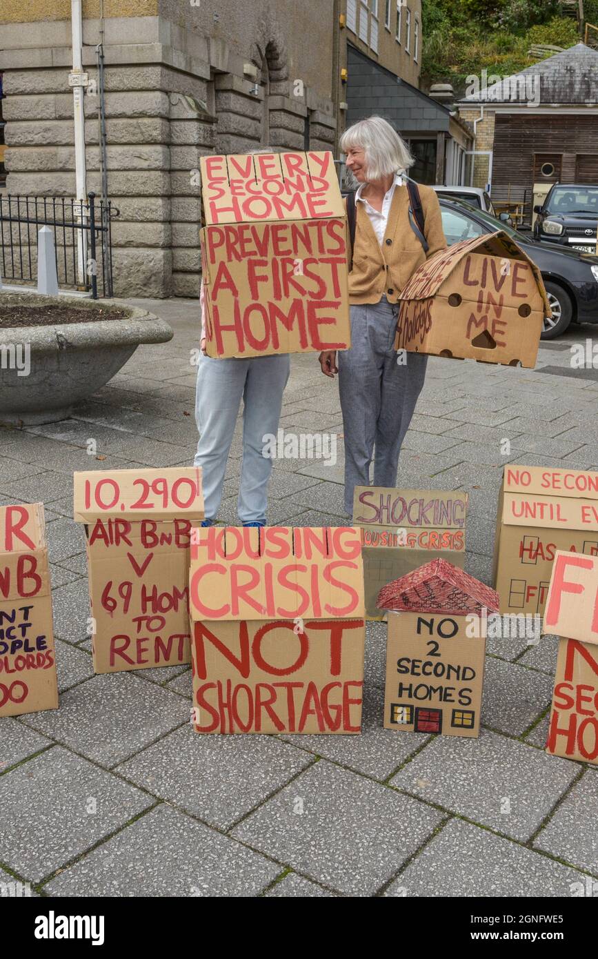 Falmouth, Cornovaglia, Regno Unito. 25 Settembre 2021. Una dimostrazione a Falmouth protestando contro la grave mancanza di alloggi disponibili in Cornovaglia. Gordon Scammell/Alamy Live News. Foto Stock
