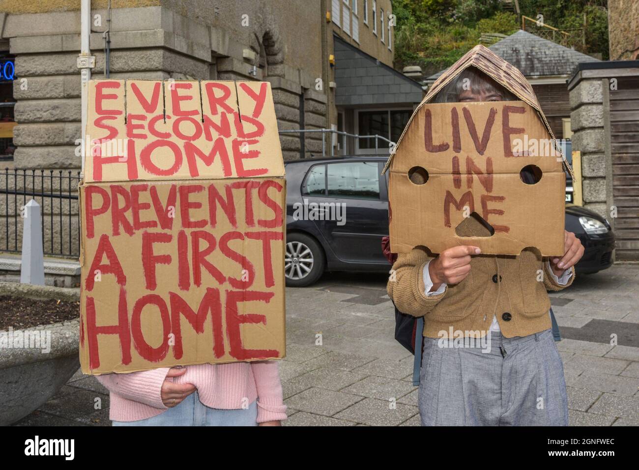 Falmouth, Cornovaglia, Regno Unito. 25 Settembre 2021. Una dimostrazione a Falmouth protestando contro la grave mancanza di alloggi disponibili in Cornovaglia. Gordon Scammell/Alamy Live News. Foto Stock