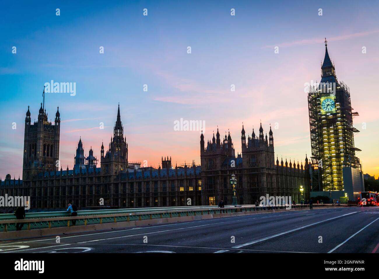 Westminster Bridge, Big ben sotto ponteggio e Palace of Westminster, Londra, Inghilterra, Regno Unito Foto Stock