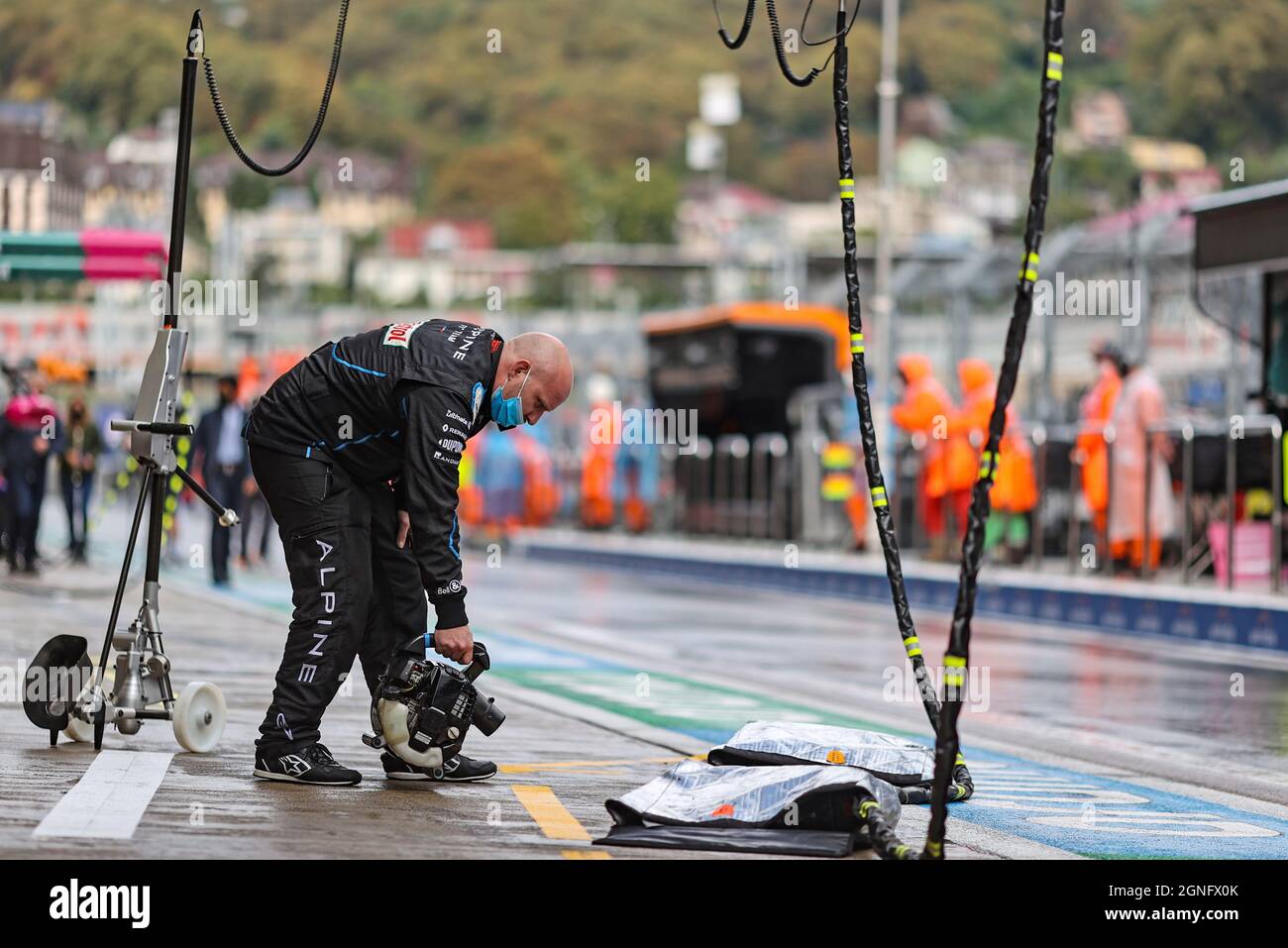 Sochi, Rushi. 25 Settembre 2021. Meccanico Alpine F1 Team. 25.09.2021. Formula 1 World Championship, Rd 15, Gran Premio di Russia, Sochi Autodrom, Sochi, Russia, Qualifiche Day. Il credito fotografico dovrebbe essere: XPB/Press Association Images. Credit: XPB Images Ltd/Alamy Live News Foto Stock