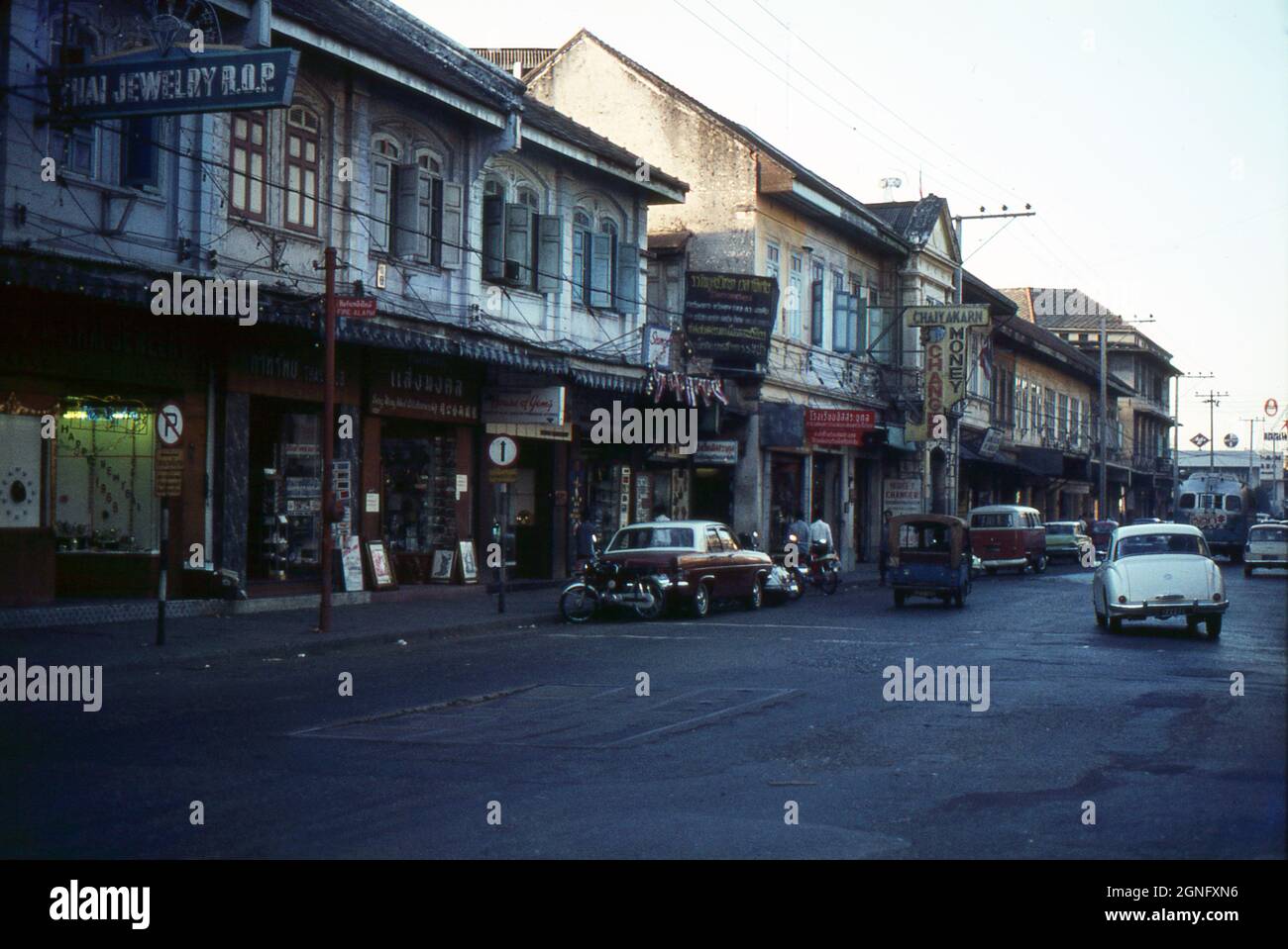 Una scena di strada a Bangkok, Thailandia 1968. Charoen Kung Road. Foto Stock