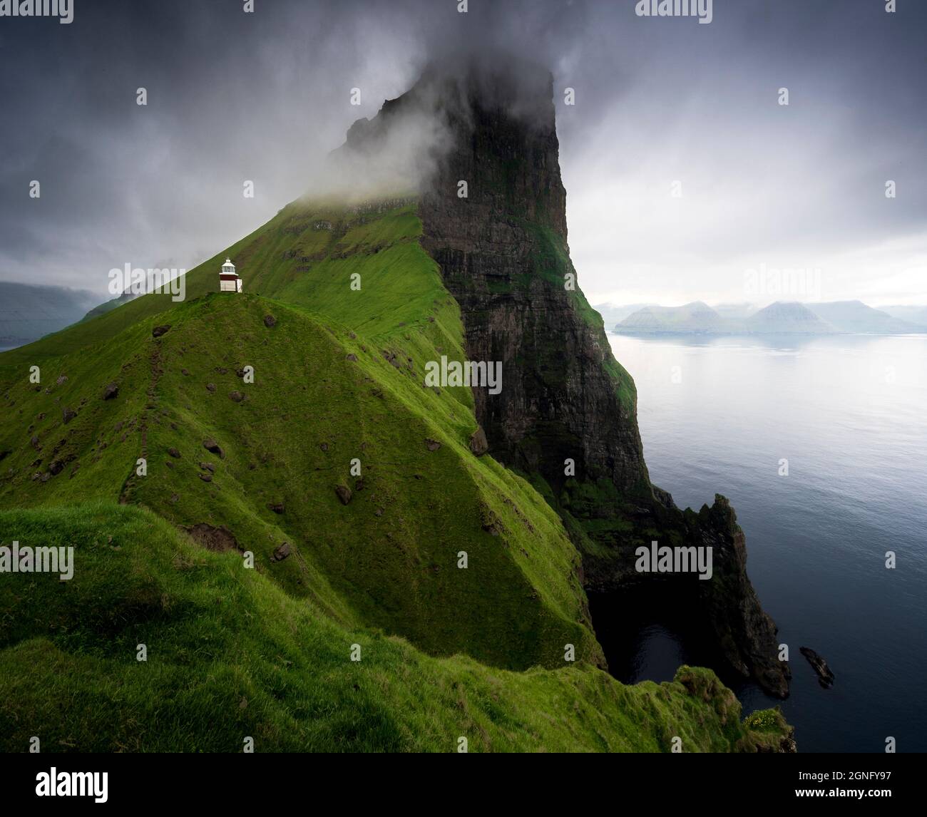 L'epica e drammatica scogliere sul mare vicino al faro di Kallur sull'isola di Kalsoy sulle isole Faroe. Foto Stock