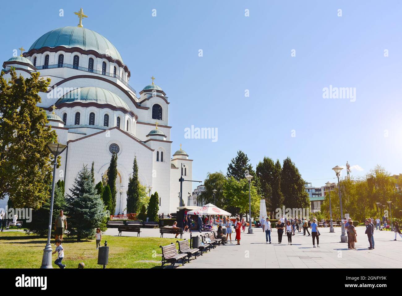 BELGRADO, SERBIA - SETTEMBRE 19 2021 - i cristiani ortodossi si radunano nel tempio di Sveti Sava a Belgrado. Foto Stock