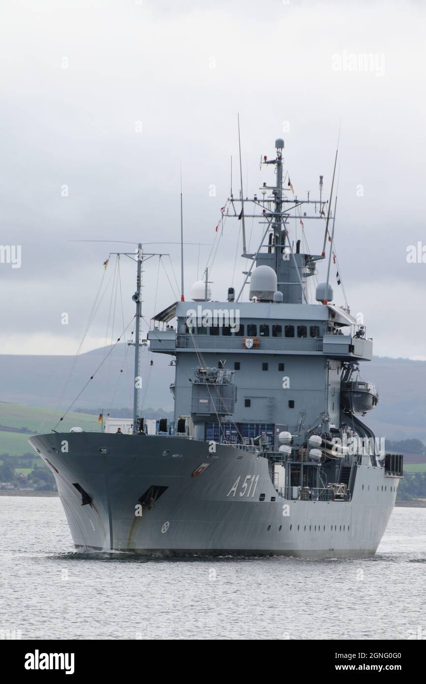 FGS Elbe (A511), una gara di rifornimento di classe Elbe gestita dalla Marina tedesca, passando Greenock sul Firth di Clyde. Come si dirige fuori per prendere parte alle esercitazioni militari Dynamic Mariner 2021 e Joint Warrior 21-2. Foto Stock