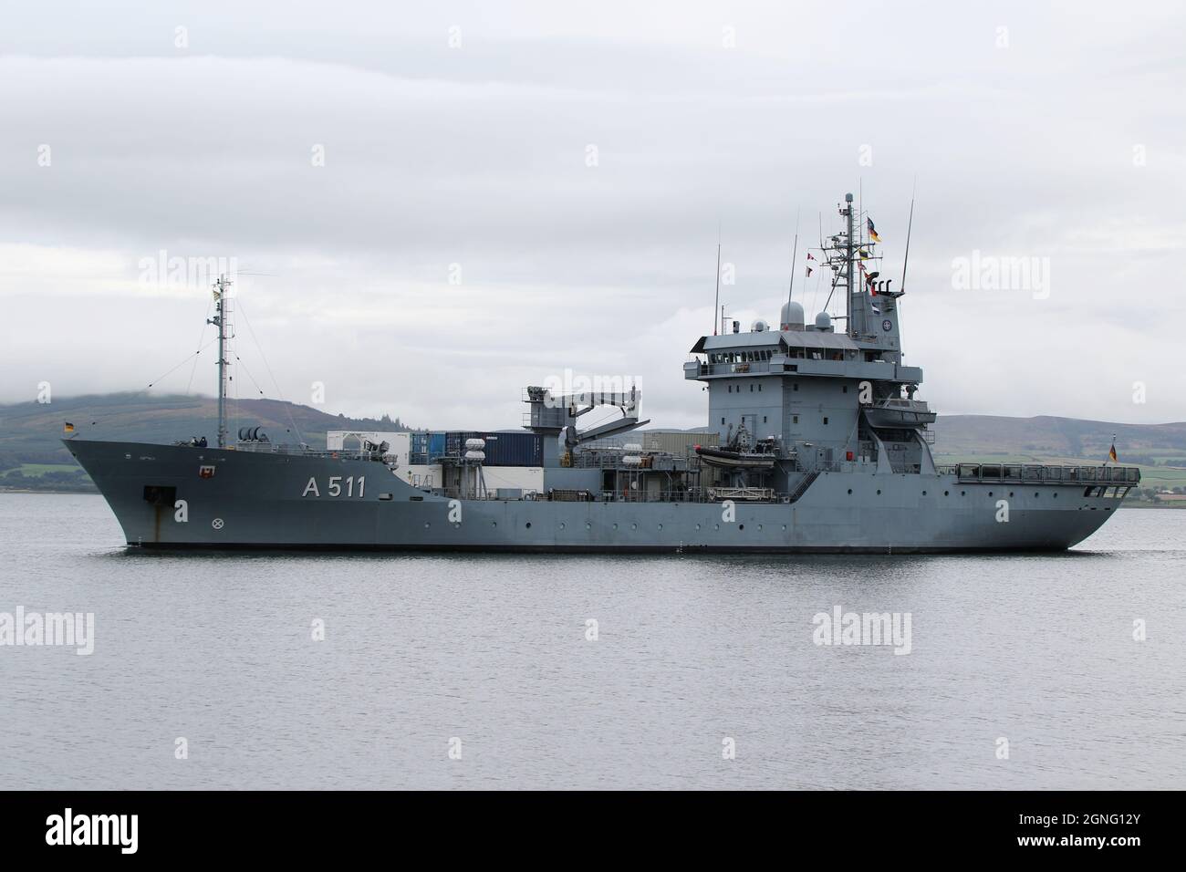 FGS Elbe (A511), una gara di rifornimento di classe Elbe gestita dalla Marina tedesca, passando Greenock sul Firth di Clyde. Come si dirige fuori per prendere parte alle esercitazioni militari Dynamic Mariner 2021 e Joint Warrior 21-2. Foto Stock