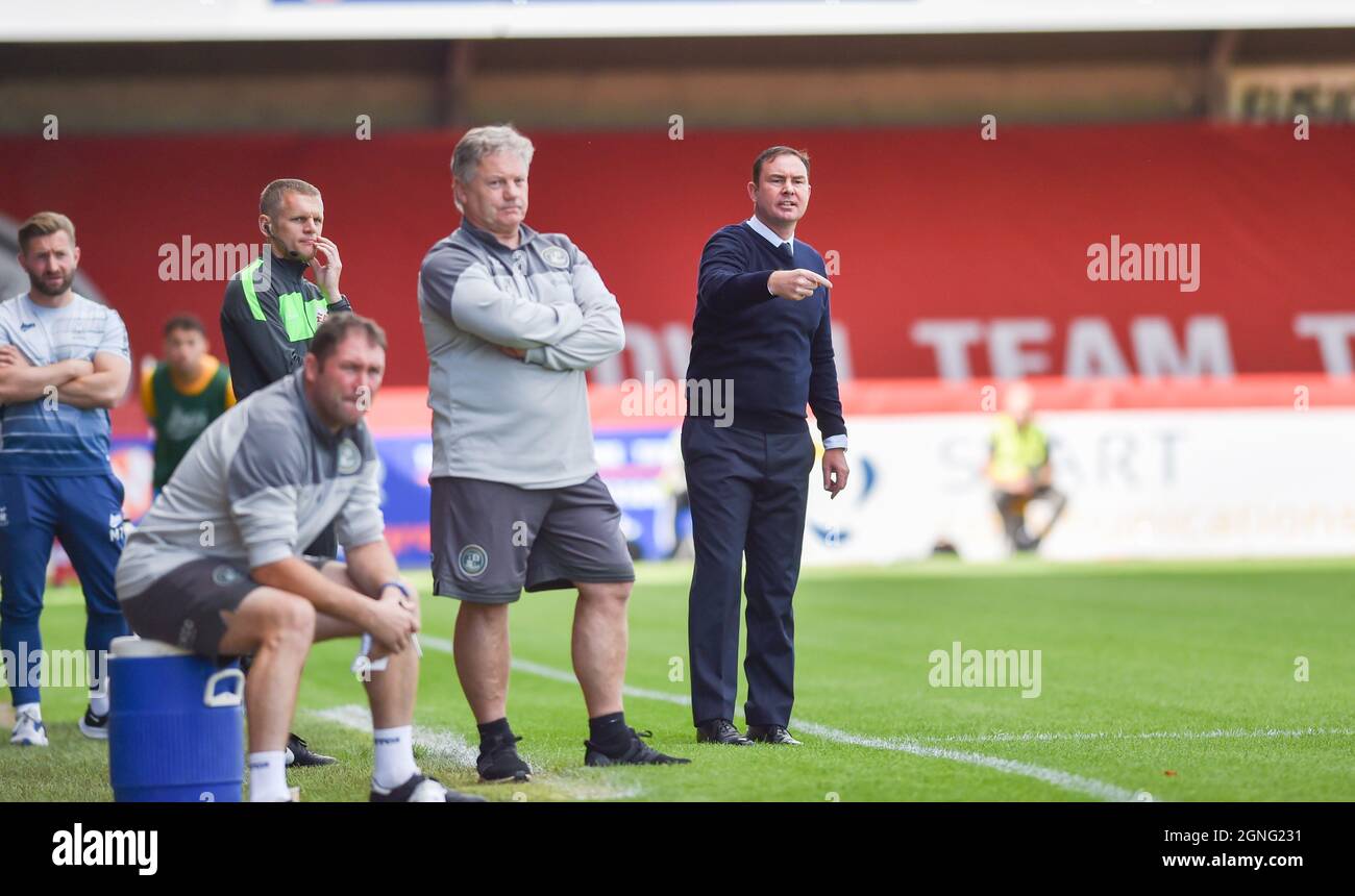 Crawley Sussex UK 25 Settembre 2021 - il manager di Bradford Derek Adams fa un punto durante la partita della Sky Bet League due tra Crawley Town e Bradford City al People's Pension Stadium : Credit Simon Dack /TPI/ Alamy Live News Foto Stock