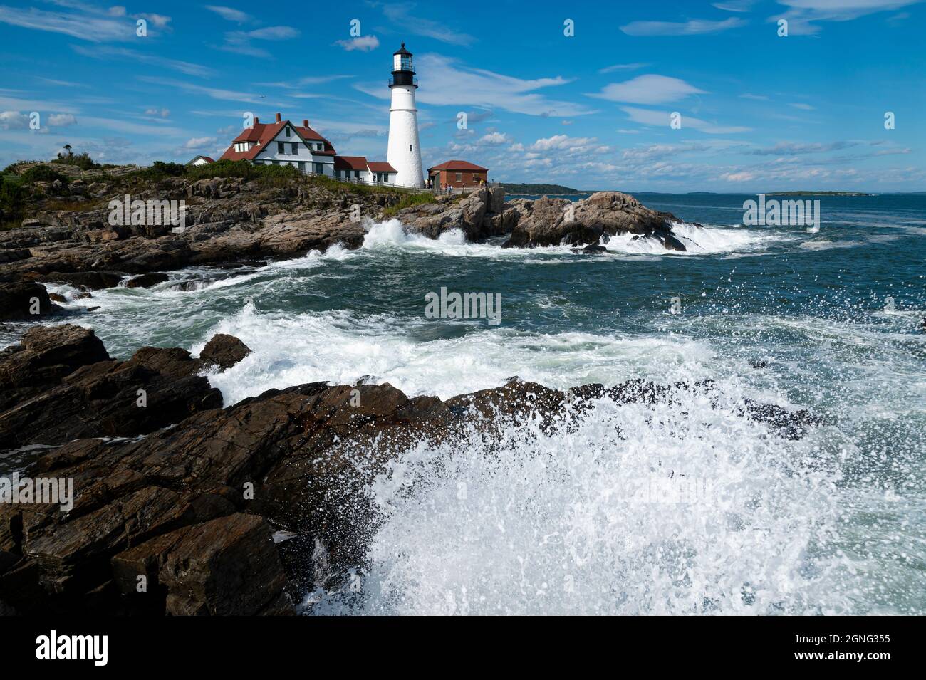 Le onde circondano Portland Head Lighthouse durante l'alta marea nel Maine. Immagine presa il 9-11, vent'anni dopo simboleggia la libertà e la sicurezza. Foto Stock