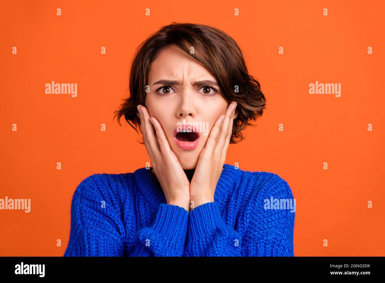 Ritratto di attraente preoccupato ragazza depressa negativo negativo improvvisa reazione notizie isolato su sfondo di colore arancione vibrante Foto Stock