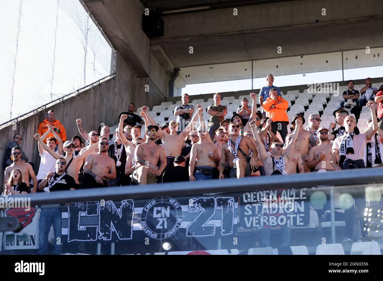 ANVERSA, BELGIO - SETTEMBRE 25: Tifosi durante la partita della Jupiler Pro League tra Beerschot V.A. e KAS Eupen allo stadio Olympisch il 25 Settembre 2021 ad Anversa, Belgio (Foto di Perry van de Leuvert/Orange Pictures) Foto Stock